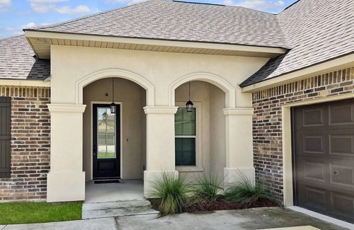Lake Charles House | Stay in luxury and comfort during your next work contract or vacation at the Bellview Bungalow.