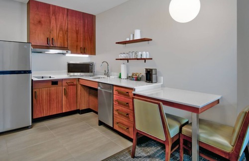 Florida Central Atlantic Coast House | Stay in Orlando! Near Disney, w/Onsite Parking, Pool, Free Shuttle!