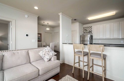 Tuscaloosa Condo | Stay in Style: Fabulous 2 Bedroom Condo Minutes from Campus with Covered Porch, Pool, and Gym!