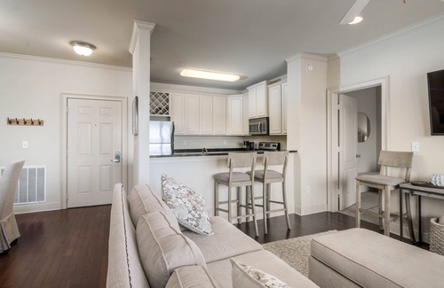 Tuscaloosa Condo | Stay in Style: Fabulous 2 Bedroom Condo Minutes from Campus with Covered Porch, Pool, and Gym!