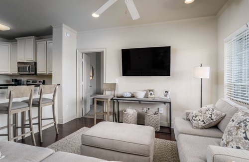 Tuscaloosa Condo | Stay in Style: Fabulous 2 Bedroom Condo Minutes from Campus with Covered Porch, Pool, and Gym!