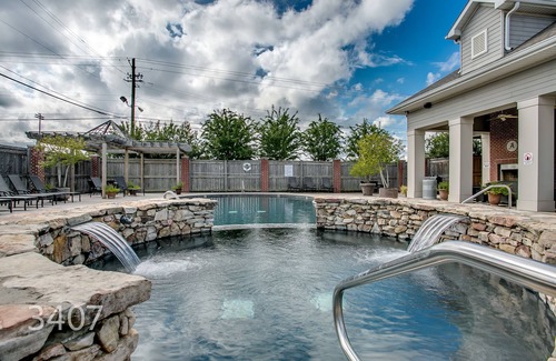 Tuscaloosa Condo | Stay in Style: Fabulous 2 Bedroom Condo Minutes from Campus with Covered Porch, Pool, and Gym!