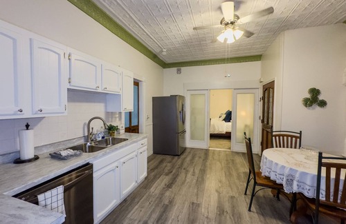 Gypsum Apartment | Stay in Style! Family Getaway by the Erie Shores