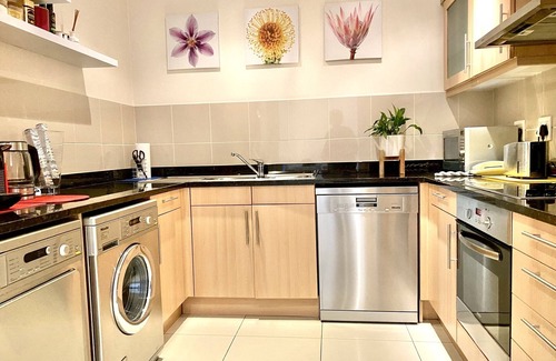 Victoria and Alfred Waterfront Apartment | Stay in Style: Waterfront Marina, Gulmarn