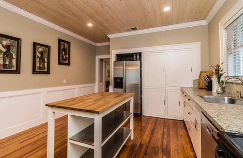 East Lake Morton House | Stay in the Charming Historic District ~ Walk to FSC, Downtown & Lake Morton