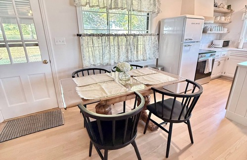 Sugarcreek House | Stay in the Heart of Amish Country – 3-Bedroom House-The Cottage on Cherry Hill