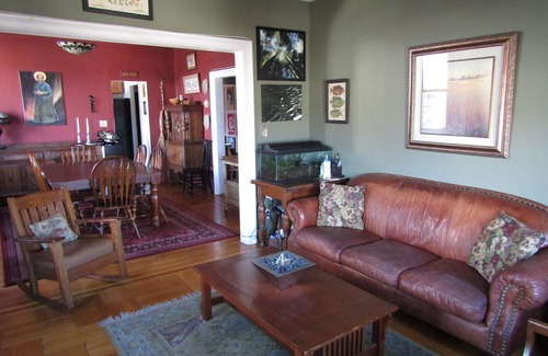 North Bergen Apartment | Stay in the home of a Broadway Star! Minutes from NYC