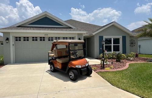 Leesburg House | Stay in The Villages at your pool house with cart!