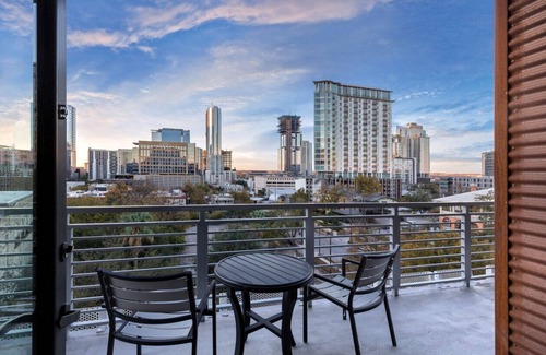 Civic District Apartment | Stay in this 2BD resort condo to visit Austin gym and pool onsite