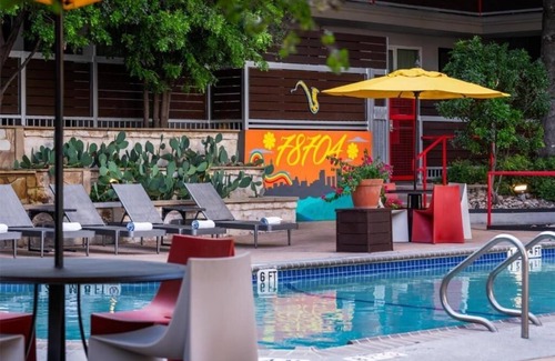 Greater South River City Hotel | Stay in Updated Elegance w/a Stylish Queen Room Near Local Hotspots