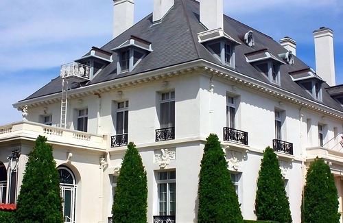 Historic Hill Apartment | Stay Minutes Away from Château-sur-Mer! Indoor Pool, Onsite Parking and Gym!