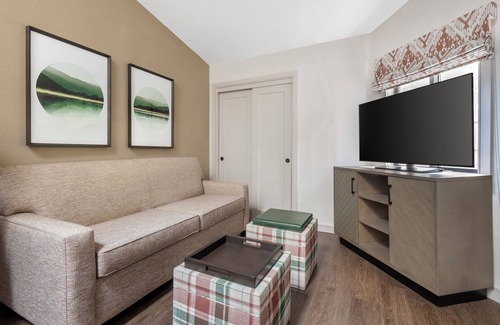 Sapphire Resort | Stay Minutes From Panthertown Valley Trail! Pools, Business Center, Free Parking