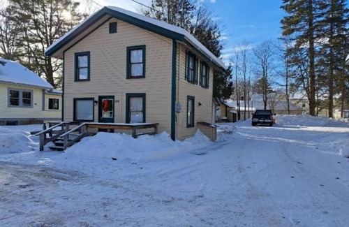 Lake Placid Cottage | Stay near Mirror Lake, enjoy our cozy 2-bedroom cottage