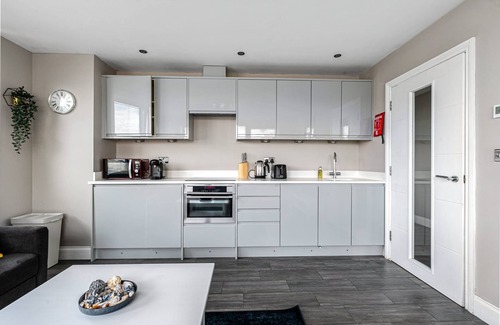 Brighton City Centre Apartment | Stay Next to Pier and Brighton Beach City View