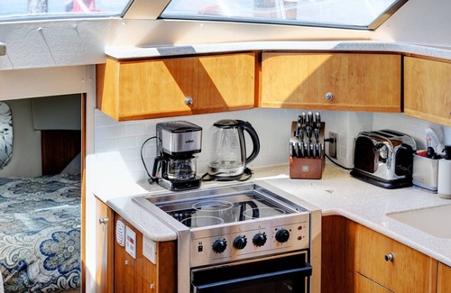 Brentwood Bay Boat Rental | Stay on a Big Beautiful Boat - 2 BDR, Sleeps 4