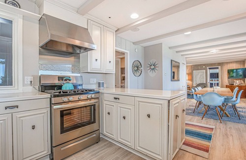 Fennville House | Stay on Lake Michigan ~ Private Hot Tub, Fire Pit, Lakeside Deck!