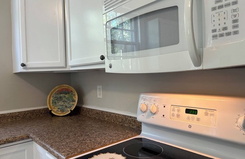 Meridian House | Stay on Magnolia Hill 2BR Cottage in Meridian, Mississippi with Southern Charm