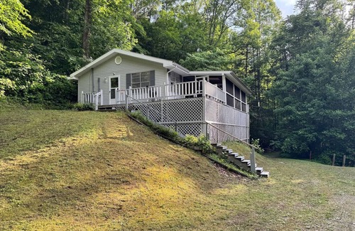 Jamestown House | Stay & Paddle River House + Free Kayaks