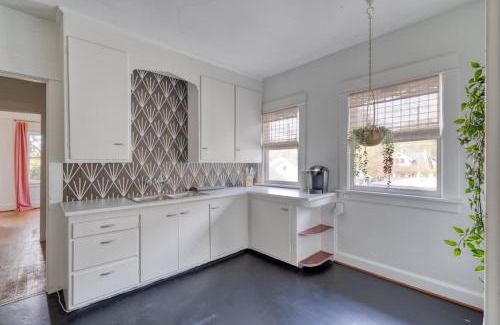 Hosford-Abernethy Apartment | Stay Portland Collection - Lively 2BR Old Hollywood Apt - 92 WalkScore