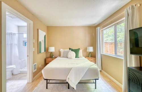 Corbett - Terwilliger - Lair Hill Apartment | Stay Portland - Peaceful Johns Landing Studio - Near OHSU