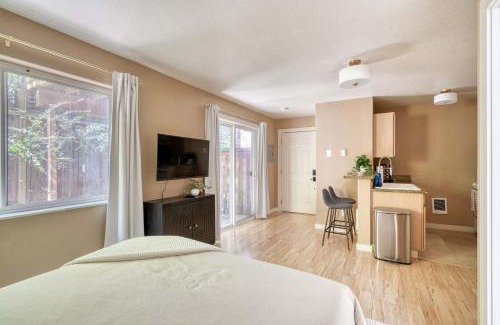 Corbett - Terwilliger - Lair Hill Apartment | Stay Portland - Peaceful Johns Landing Studio - Near OHSU