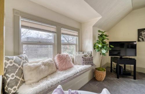 Buckman Neighborhood Apartment | Stay Portland - Sun-Filled Buckman Studio!