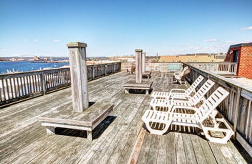 Yachting Village Resort | Stay right on Thames Street- the heart of Newport ON the Water