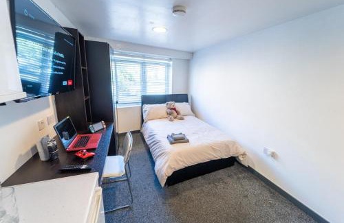 Selly Oak House | STAY SA Equipped Studios 10 mins from City centre and next to UOB!