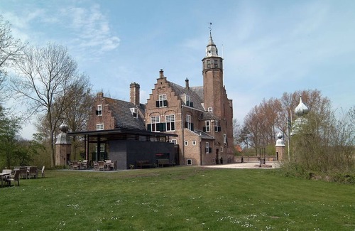 Renesse Hotel | Stay Steps Away From Stunning Greens in Cozy Manor - 3 Rooms