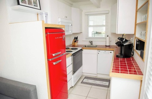 St. Petersburg - Clearwater Cottage | Stay steps from the sand in this charming single-family home. Enjoy exclusive beach access at Sunburst Inn, featured on HGTV. Cozy comfort for up to 4, and an unbeatable location on the Gulf. Perfect for a romantic escape or small family getaway.