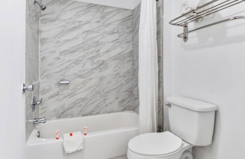 Ingleside Hotel | Stay Steps from Texas Aquarium + Outdoor Pool & Free Breakfast