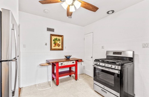 Bella Villa House | Stay STL*2 Bed House*Dog Friendly*Fenced Yard*W/D