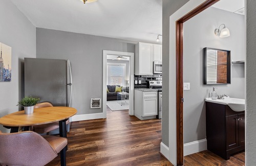 The Southampton Apartment | Stay STL*Long Term Stays*Private Balcony*Pets