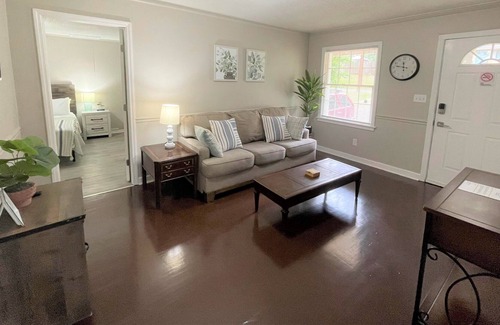 New Castle House | Stay @ The Bungalow - Remodeled & 15 min. to DT
