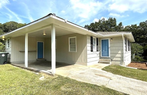New Castle House | Stay @ The Springhill- Remodeled - 15 Minutes to DT