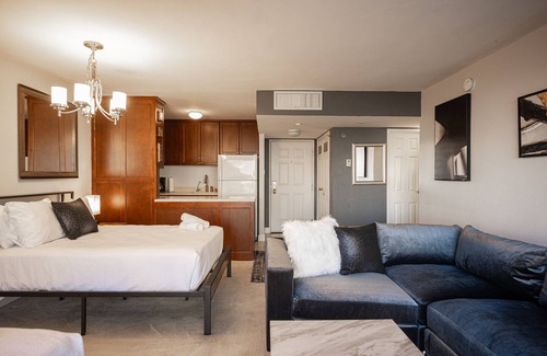 Las Vegas Strip Condo | Stay together on the strip - 6 comfy beds w/view!