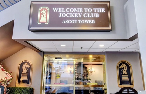 Las Vegas Strip Condo | Stay together on the strip - 6 comfy beds w/view!