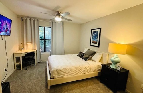 Atlanta Apartment | Stay with Jenny; bedroom and bath at Chamblee-Mercer University