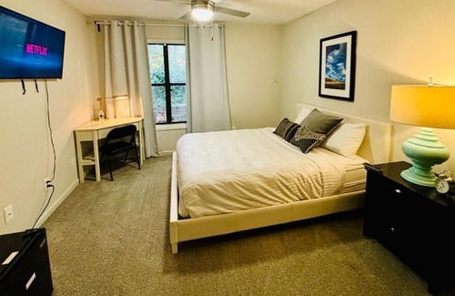 Atlanta Apartment | Stay with Jenny; bedroom and bath at Chamblee-Mercer University