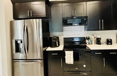 Lithonia House | Stay with Jenny in a cozy king-size bed in Lithonia