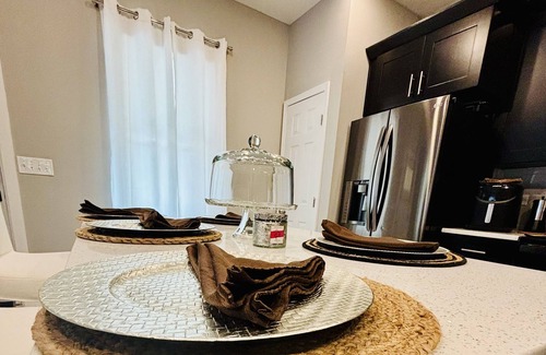 Lithonia House | Stay with Jenny in a cozy king-size bed in Lithonia