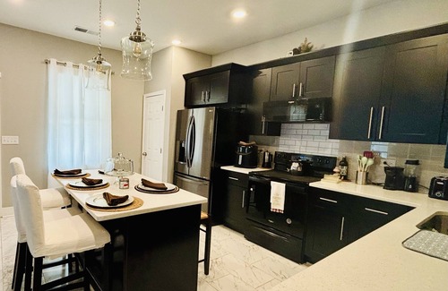 Lithonia House | Stay with Jenny in a cozy king-size bed in Lithonia