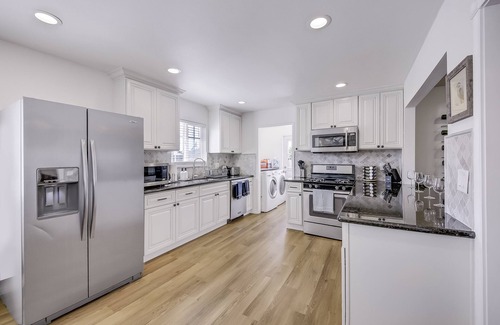 Midway City House | Stay with SIR Living for the best experience!