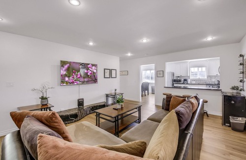 Midway City House | Stay with SIR Living for the best experience!
