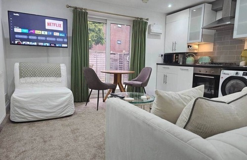 Woking Apartment | Stay Zen Apartments - Garden & Free Parking Woking