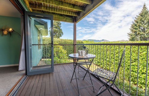 Hanmer Springs House | Stay7A: 4BR Modern Comfort, Sky TV, Views – Walk to Village & Pools