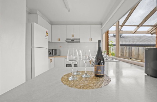 Narre Warren South House | StayAU 3BR Vacation Long stay Netflix Pet Friendly