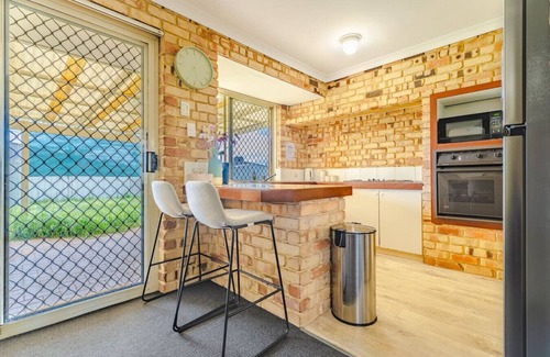 Seville Grove Apartment | StayAU 4BR Family Retreat w/Garden – Near Perth