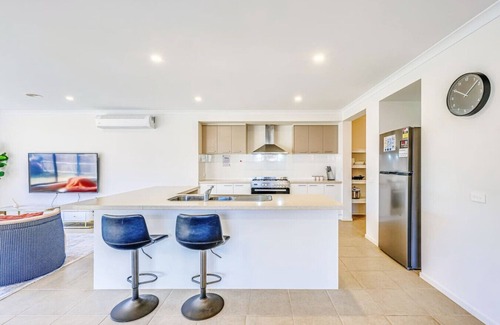 Point Cook House | StayAU 4BR Tranquil Family Escape House Point Cook