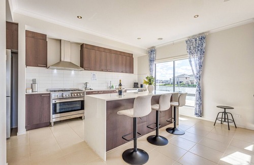 Point Cook House | StayAU 5BR Contemporary Getaway Point Cook